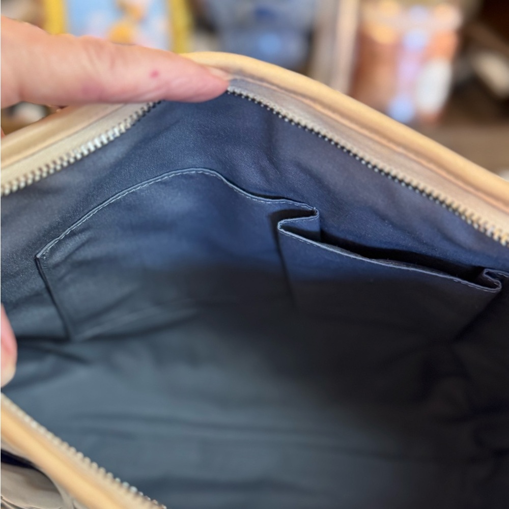💙💛 NWT COACH PEYTON NAVY PATIENT LEATHER BAG! - Picture 12 of 13